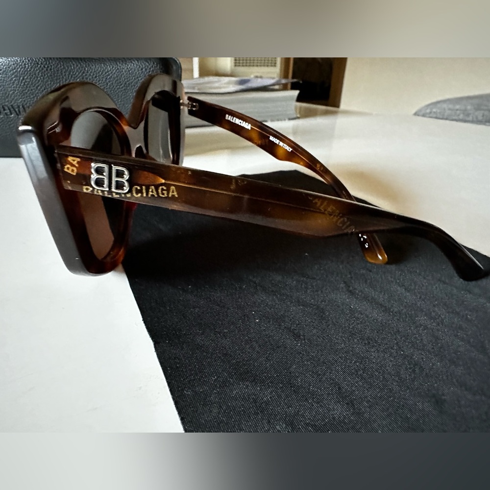 Balenciaga authentic sunglasses - Picture 7 of 9